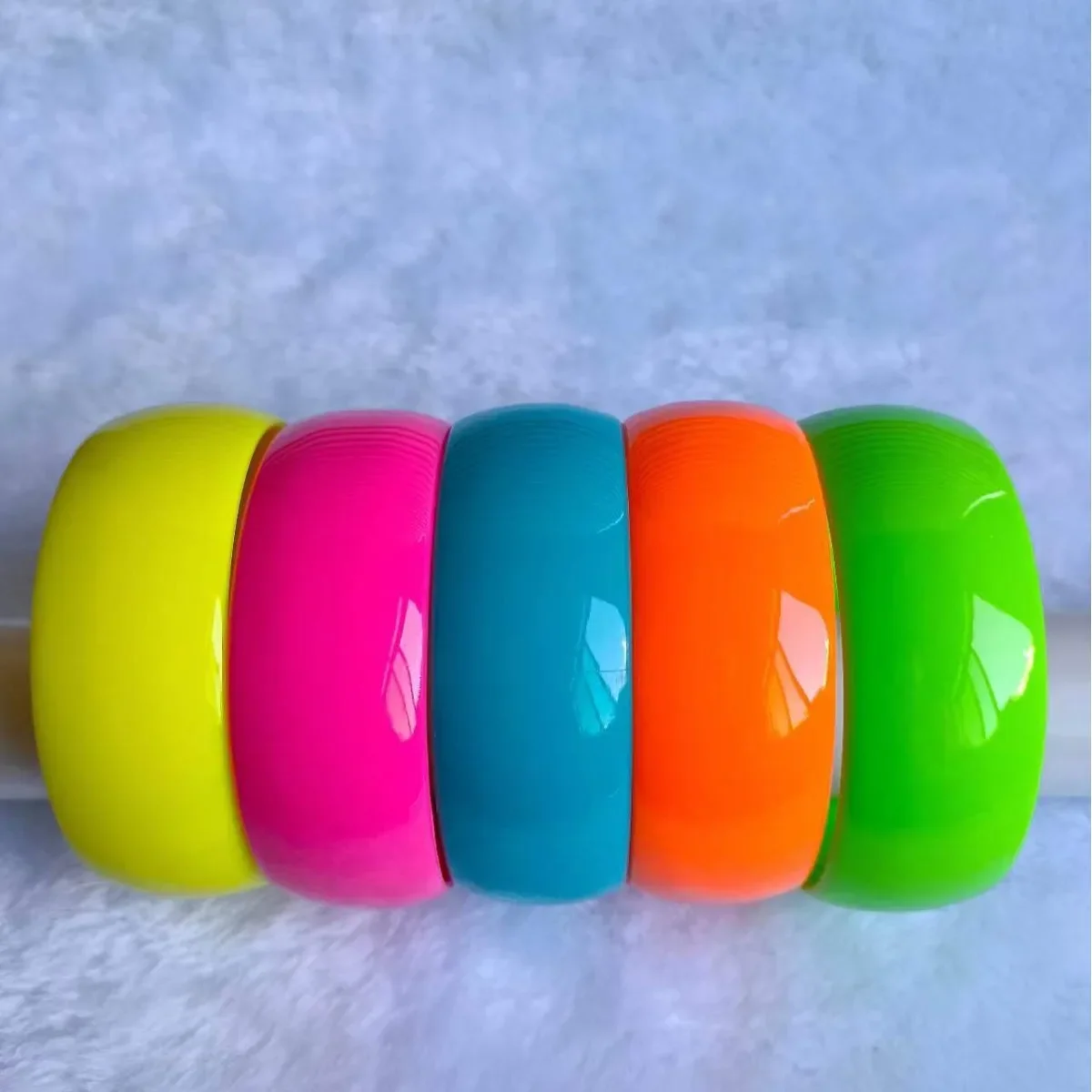2,5 cm Kreativität Bunte Süßigkeiten Acryl Breites Gesicht Armreif Helle Übertreibung Gerated Harz Armband Beliebte Geeignete Junge Dekoration Image