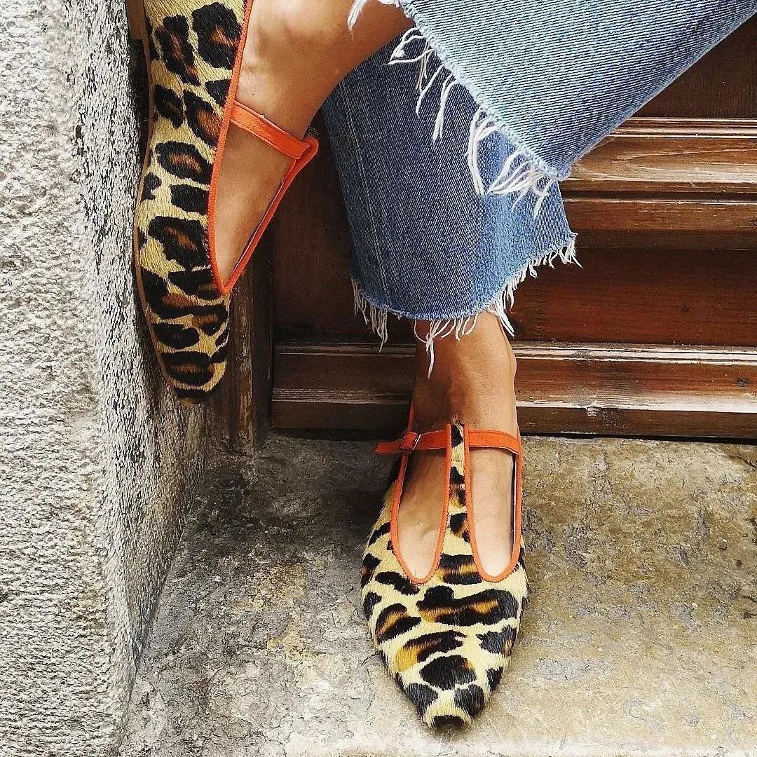 Frühling Neue Niedrigabsatzige Spitze Leopardenmuster Damenschuhe Große Größen 40-43 Flacher Einstieg T-förmige Schnalle Casual Einzelschuhe für Damen