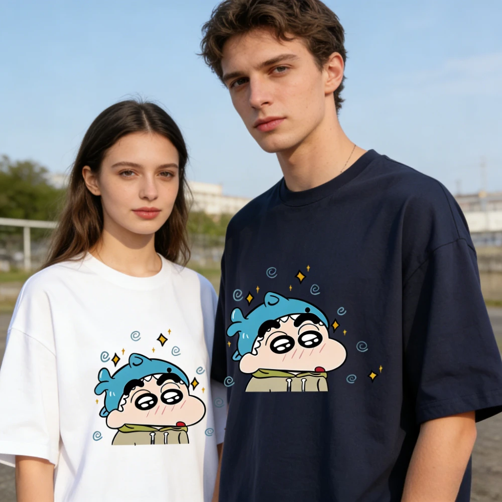2026 Neu eingetroffen: Süße Hai-Mütze und Crayon Shin-chan Print Partner-T-Shirts – Lässige Familien-Matching-Outfits für Eltern und Kinder Image