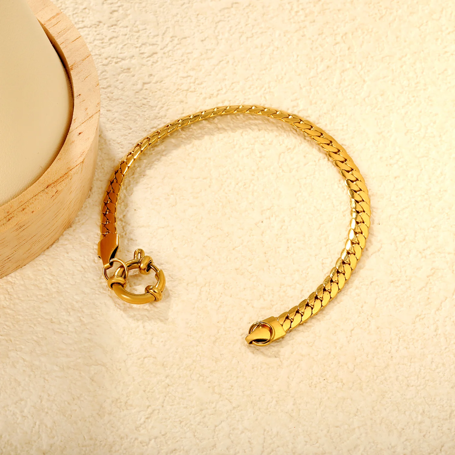 Modisches Edelstahl-Armband mit Vergoldeter Schlangenkette, Titan-Stahl-Armband, Schmuck-Accessoire für Damen und Herren Image