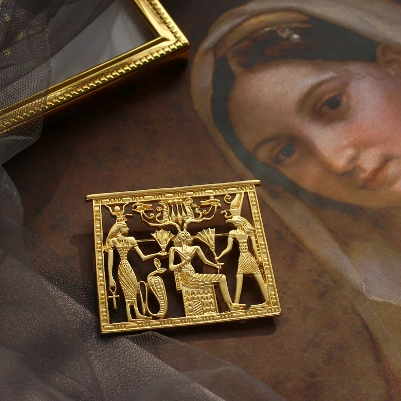 Vintage Ägyptischen Pharaos Platz Höhlte Broschen frauen Einfache Art Und Weise Matt Gold Farbe Metall Retro Mantel Anzug Brosche Abzeichen Pin
