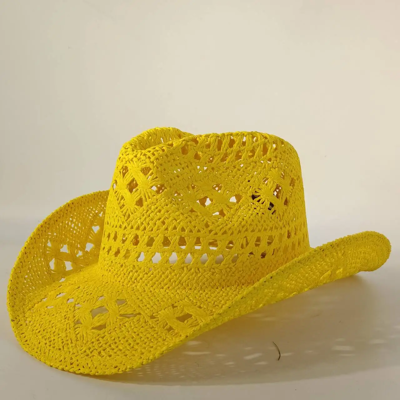 Cowboyhüte im Sommerstil, vier Arten von Vintage- und eleganten StrohhütenfedoraPanamahut, Reise- und Strandhut, Großhandel erhältlich Image