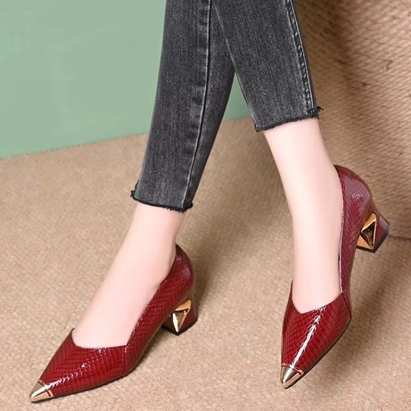 Einzelne Schuhe mit speziellem Absatz, Herbst, neue Metall-Spitze, flacher Mund, Slip-on, rutschfeste Kitten-Heels