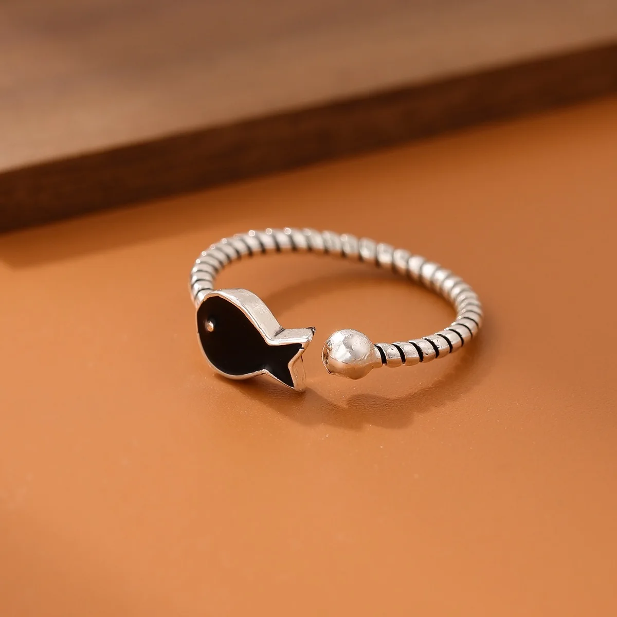 Neue kreative niedliche Tier exquisite 925 Sterling Silber Modeschmuck schwarz Epoxy Fisch Twist Öffnung Ringe R277 Image