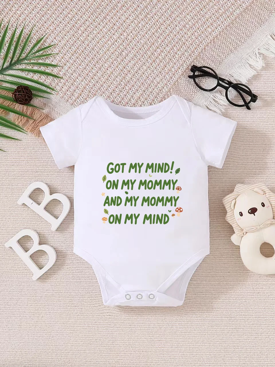 Verspielter, mit Buchstaben bedruckter Baby-Kurzarm-Body in Dreiecksform. Knopfverschluss für einfaches Anziehen, maschinenwaschbar Image