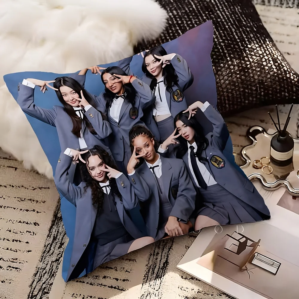 1 Stück KATSEYE Kpop Girl Group Kissenbezug, Polyester 2D Doppelseitiger Druck, Schuluniform Gruppenfoto-Kunst, Fan-Heimdekoration Geschenk Image