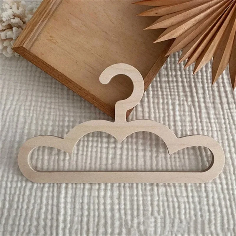 12/48 Stück Hochwertige Praktische Premium 30/48 Stück INS Nordic Holz-Wolken-Kleiderbügel Wandmontierte Garderobe für Babykleidung