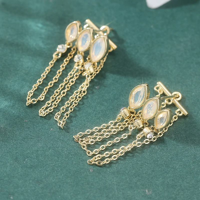 Exquisite Funkelnde Synthetische Weiße Mondstein-Quasten-Ohrringe für Damen Goldfarbene Kette Vielseitige Ohrringe Eleganter Schmuck Image