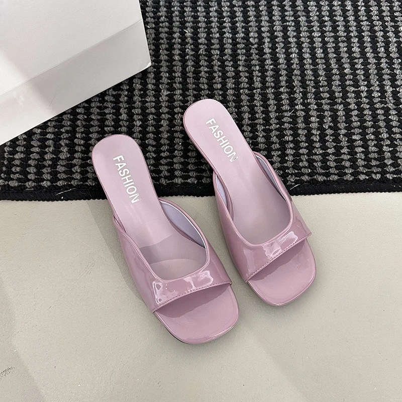 Neue Lackleder-Sandalen und -Pantoletten mit hohem Absatz, Sommerliche Eckige Offene Zehenpartie, Sexy Party-Slipper mit Niedrigem Absatz Image