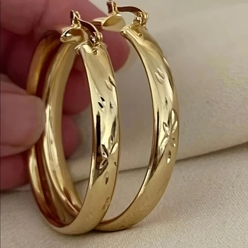Mode klassische goldfarbene Metallschnitzerei Blumen Creolen für Frauen Schmuck Image