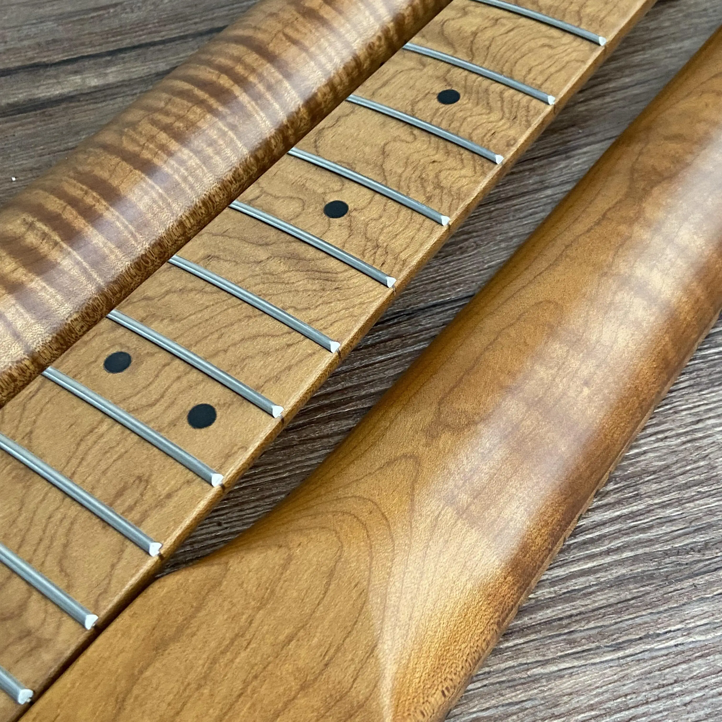 TL-Style E-Gitarrenhals, 22 Bünde, mattes Finish, Flame Maple Roasted Headstock mit Truss Rod Gitarrenteile Image