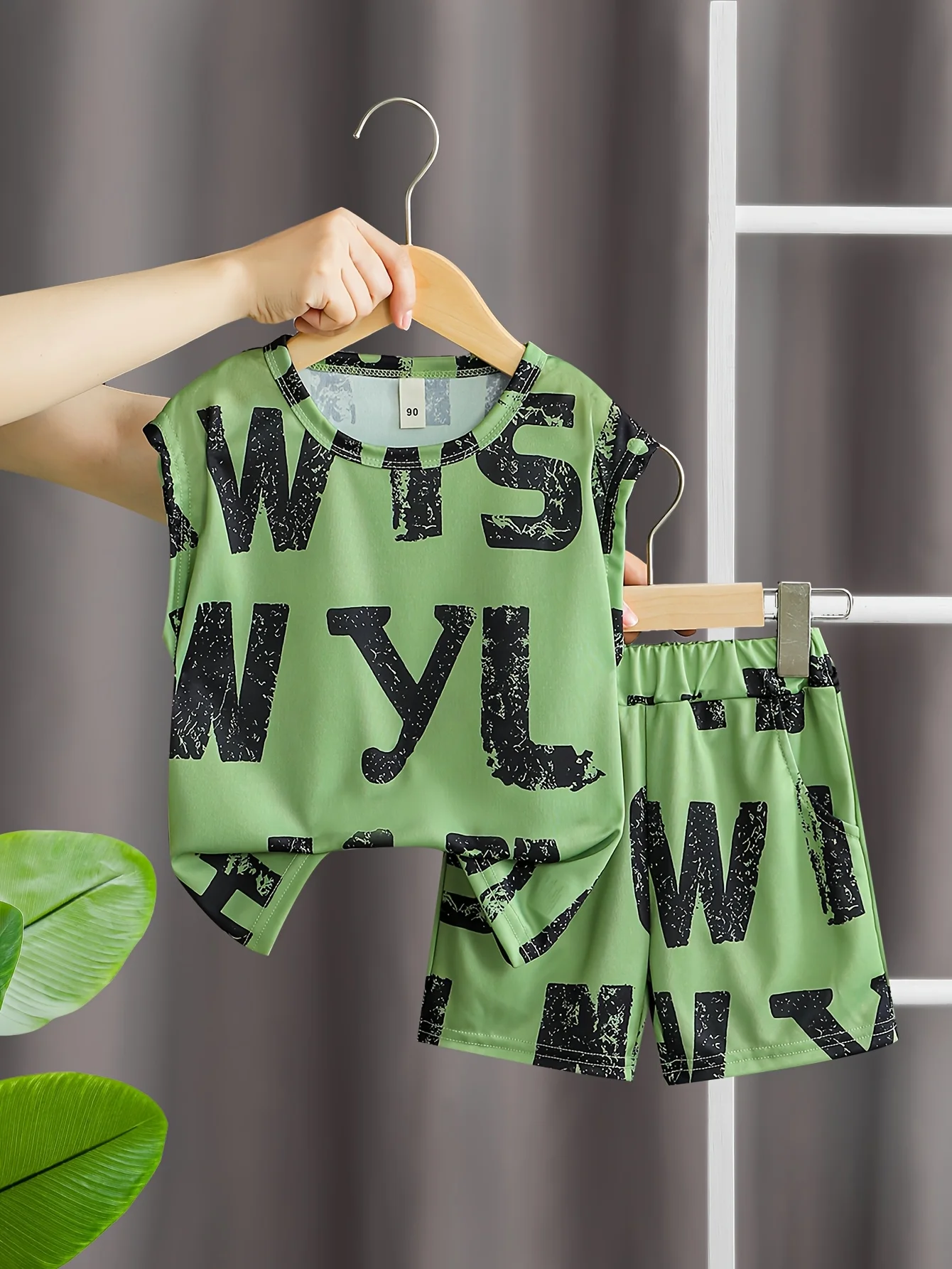 2-teiliges Baby-Shorts-Set, grün, Hip-Hop-Stil, breite Schulterpartie, ärmellos, große Buchstaben, Allover-Printmuster & gleicher Stil mit elastischem Bund