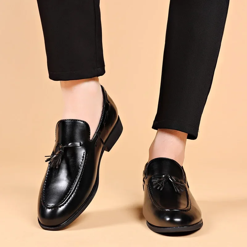Scarpe eleganti da uomo Nuove scarpe alla moda in pelle Pu per uomo Scarpe casual formali da lavoro di grandi dimensioni Slip on Scarpe da uomo stringate da sposa
