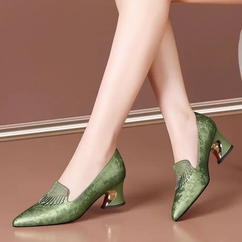 Frauen mode licht gewicht komfort grün quadratischen absatz schuhe dame lässig schwarz kristall glänzende ferse schuhe sapatos femininas a178