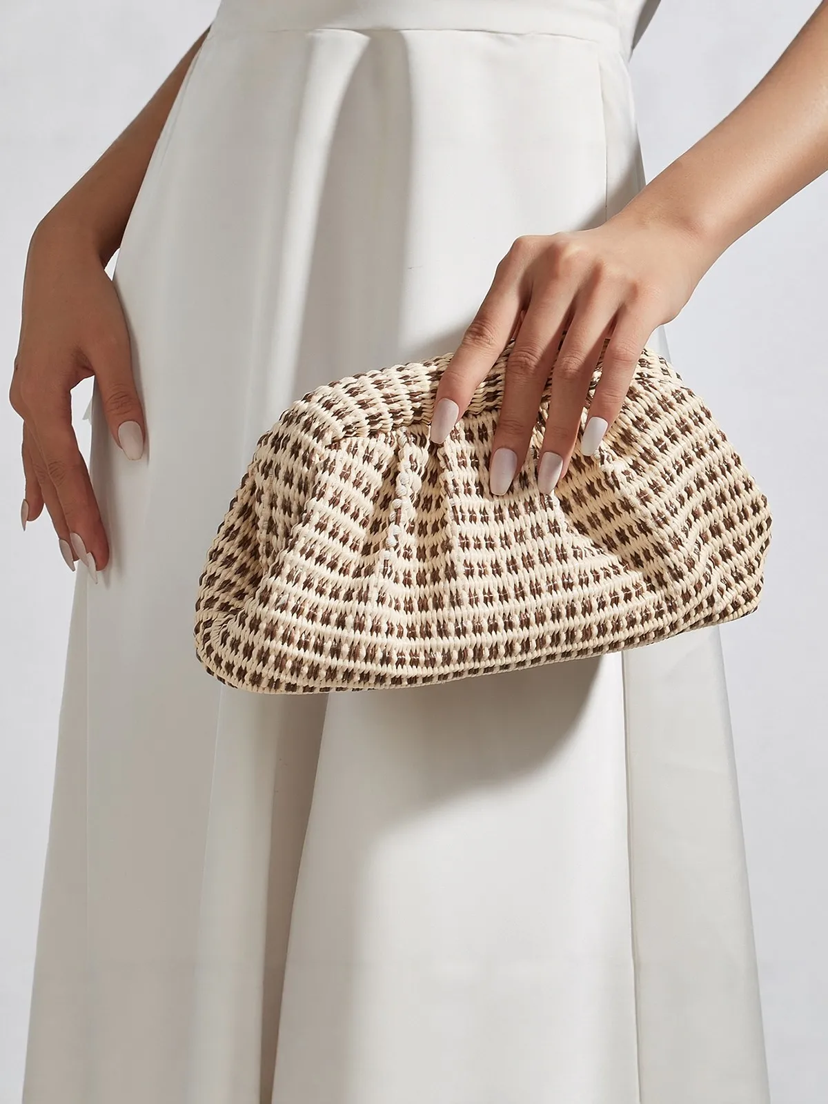 2026 Frühling und Sommer Neue Mode Gewebte Handtasche Französische Lazy Cloud Blumentasche Damen Pendler- und Urlaubstasche für Doppelnutzung Image