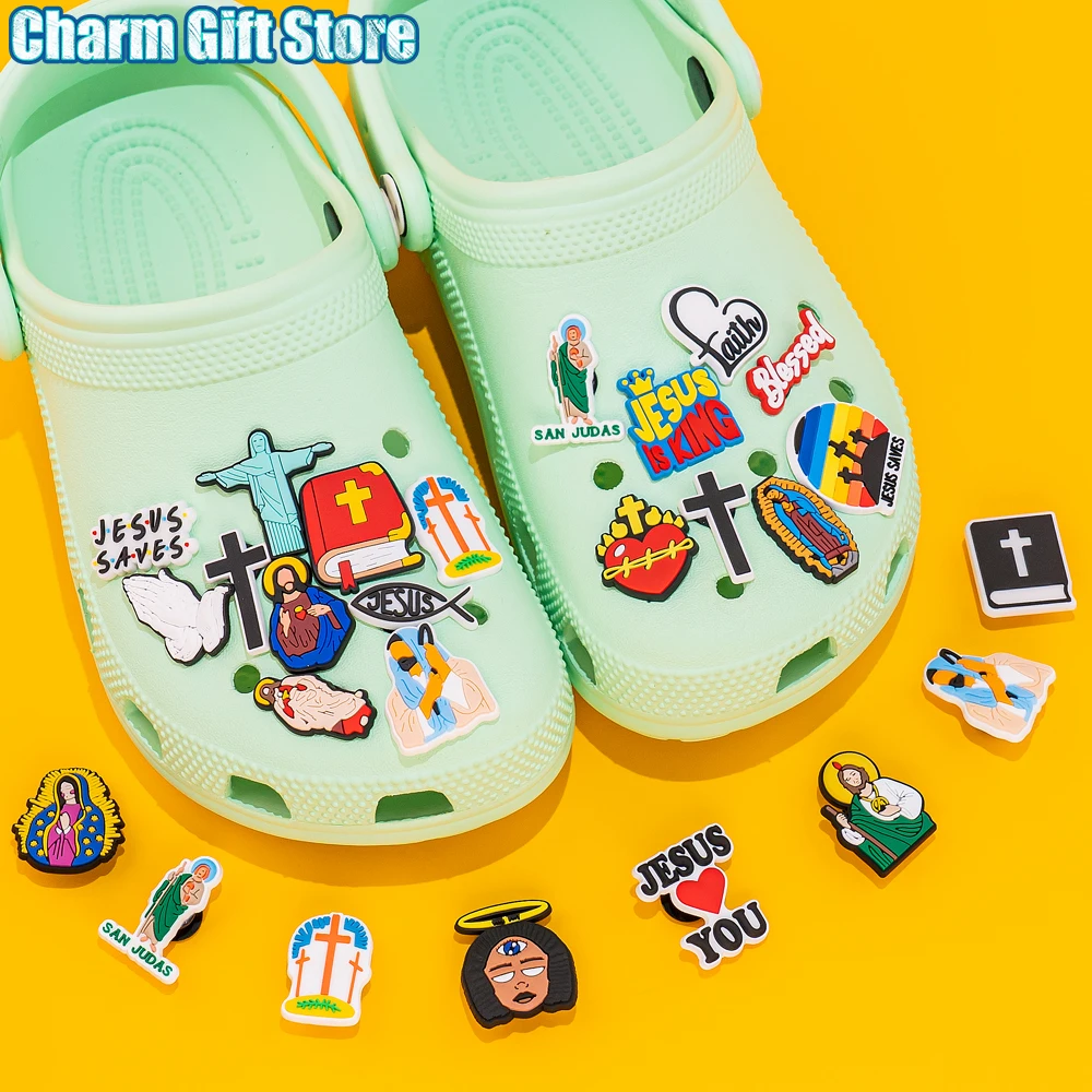 1 stücke neue Schuh Charme Religion PVC Clog Charms Kruzifix gesegnet Jungfrau Mary Clog Pin Clips Jeans Garten Sandale Schuh dekoration