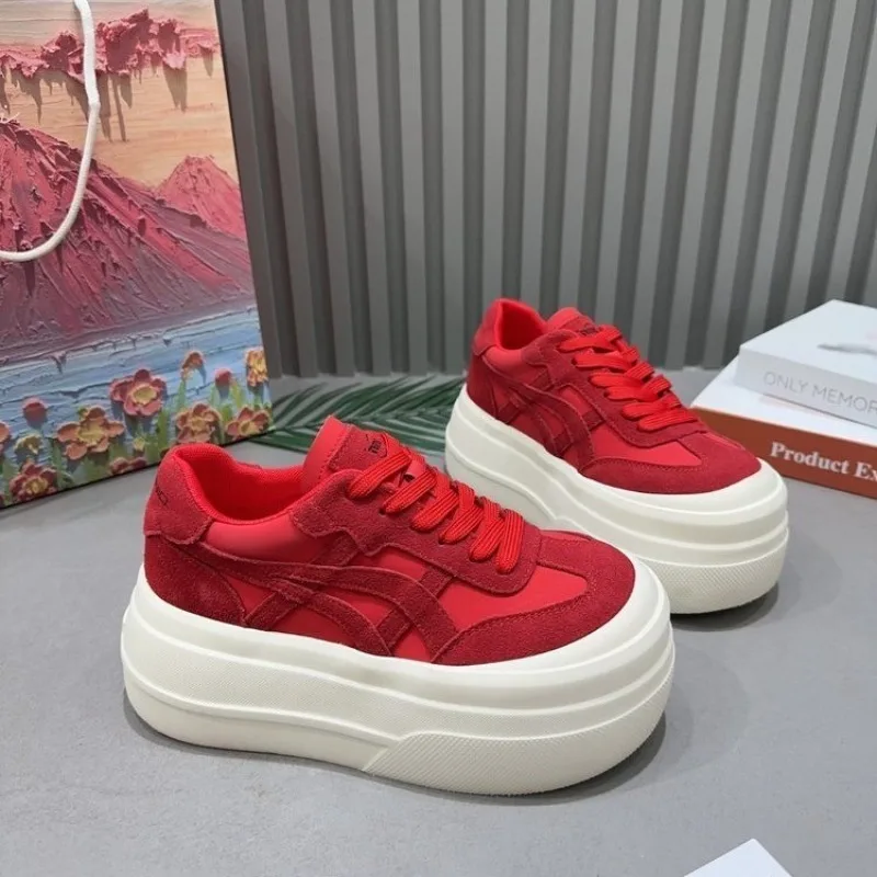 Lässige Plateauschuhe für Damen 2026 Neuer Stil Wildleder Dicke Sohle Schwammkuchen-Optik Großer Schaft für Kleine Größen Höhenerhöhende Damenschuhe