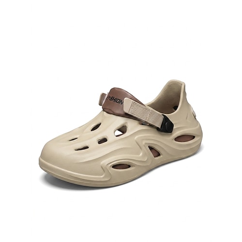 Beigefarbene Herren-Strandclogs – leichte, atmungsaktive und bequeme Sandalen zum Hineinschlüpfen – lässige Sommerschuhe für Strandurlaub, Reisen ans Meer, Freizeit im Resort und warmes Wetter Image