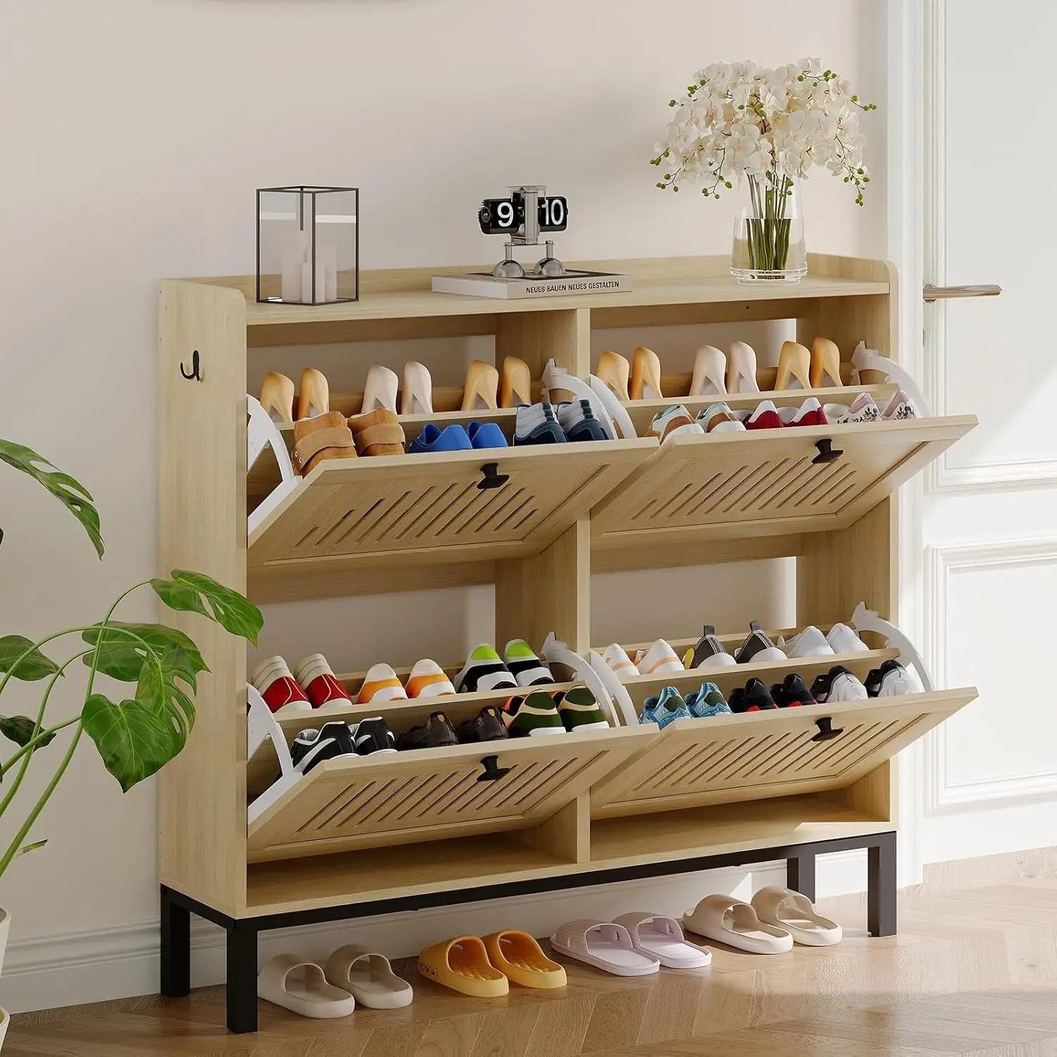 Platzsparender Schuhschrank mit 4 Klapptüren & verstellbaren Regalen: Moderner freistehender Schuh-Organizer für 24-32 Paar Schuhe, schlankes Holz-Aufbewahrungsmöbel für Flur, Korridor & Wohnzimmer,