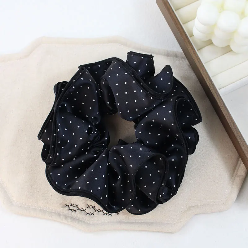 Satin-Rüschen-Scrunchie mit schwarzer Basis und weißen Punkten, koreanischer schmaler Haargummi, elegantes Pferdeschwanz-Haaraccessoire für Damen