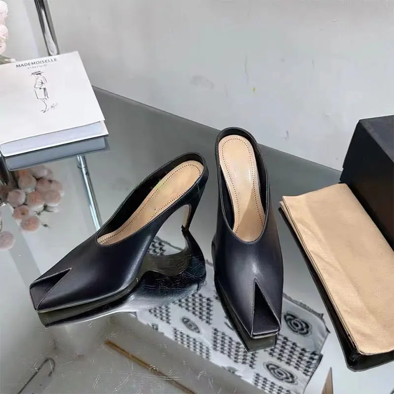 Speziell geformte Lackleder-Sandalen mit hohen Absätzen, flache, quadratische Peep-Toe-Sexy-Hausschuhe, große Damenschuhe