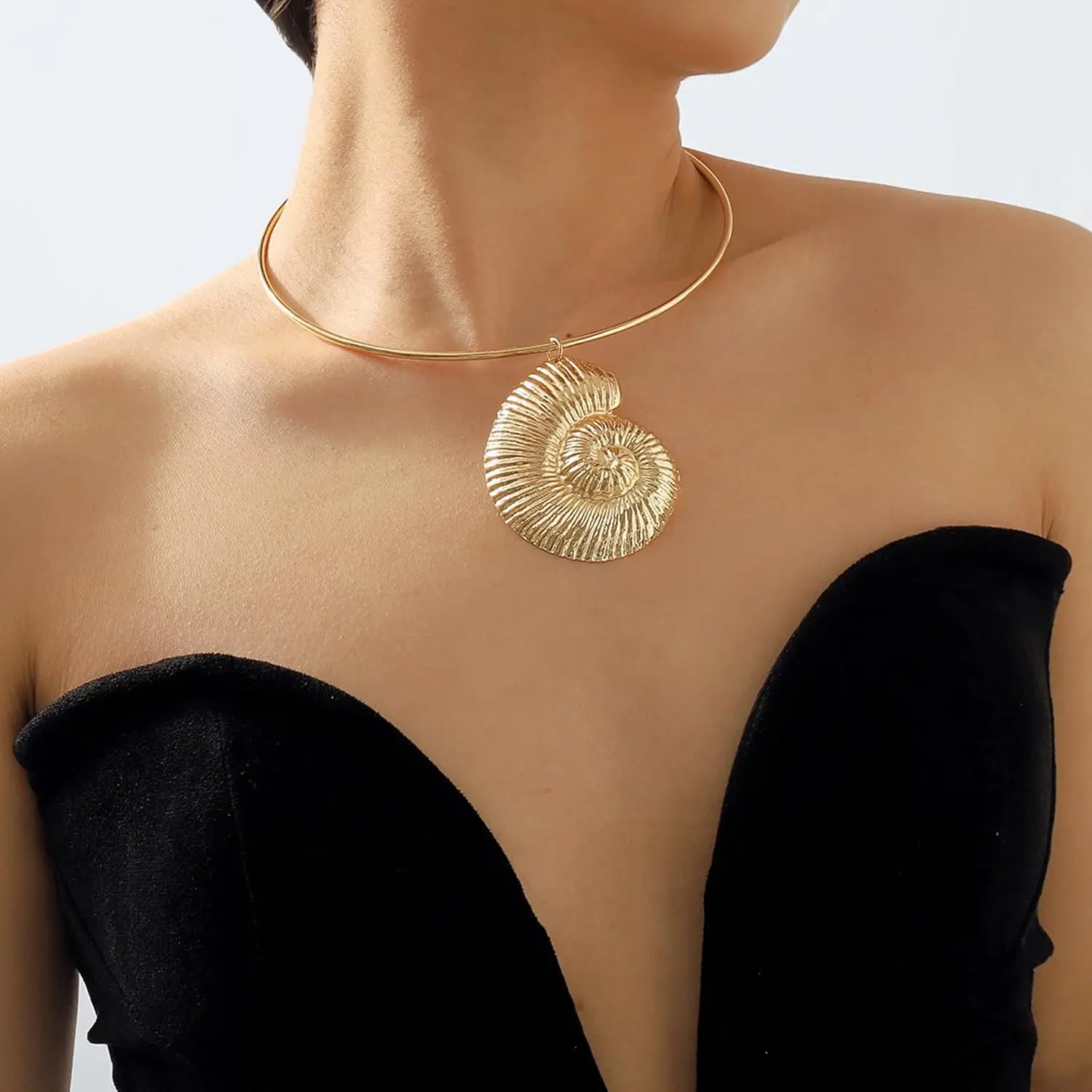 VedawasMinimalistische High-End-Halskette mit goldfarbenem Muschel-Anhänger für Damen, für den Alltag, Büro, Geschäftstreffen, Abendparty, Schmuck Image