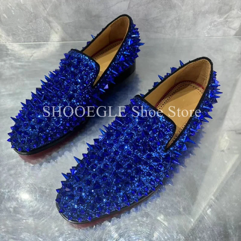 Hand gefertigte Herren schuhe mit grün-blauem Niet-Modestil Herren-Slipper mit rotem Boden und großer Größe