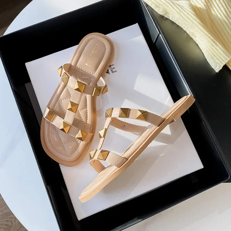 Neue Sommer Frauen Schuhe Große Niet Slipper Straße Casual Sandalen Mädchen Mode Flache Schuhe