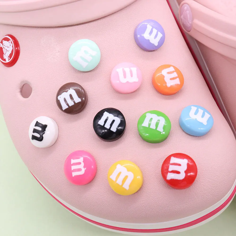 12 teile/satz MM Bean Schokolade Bunte Harz Schuh Schnalle Fit Armbänder DIY Charms Dekorationen Loch Kinder Schuhe Ornamente