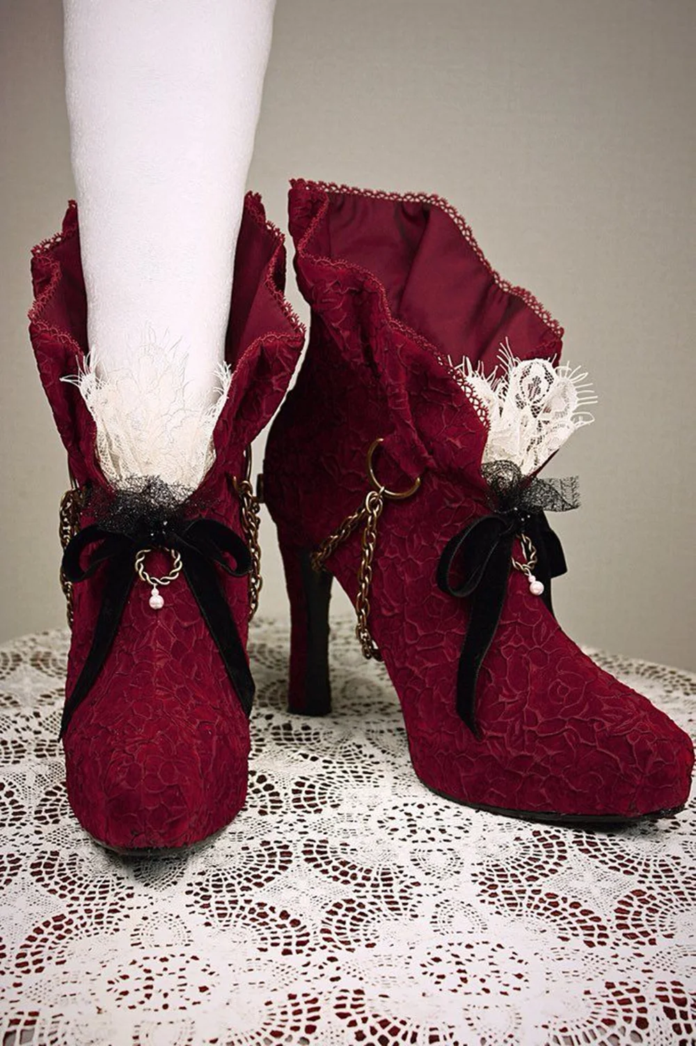 Retro-Stiefeletten mit burgunderfarbener Spitze und Rüschenbündchen, elegantes Gothic-Design, Stiletto-Absatz, schwarze Schleife und Kette, Perlenakzente im Lolita-Stil