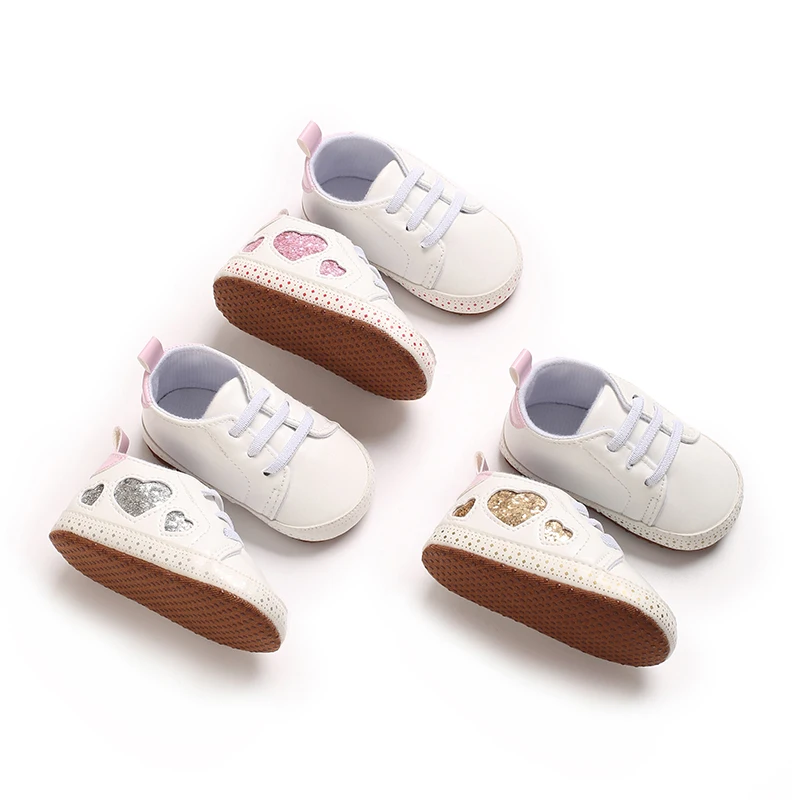 Modische neue weiße Schuhe für Babys im Alter von 0 bis 18 Monaten, Sport- und Wanderschuhe mit weichen Sohlen und herzförmig bedruckten Babyschuhen
