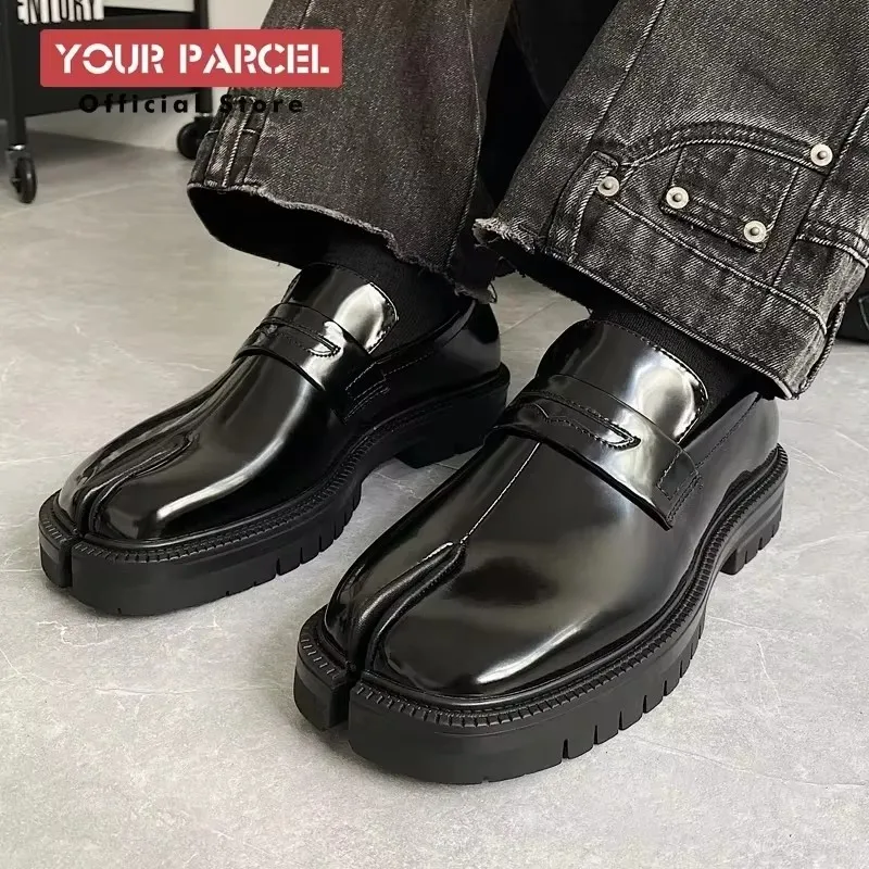 Split-Toe-Horseshoe-Schuhe für Herren mit dicker Sohle, Loafer-Schuhe, Tabi-Schuhe aus Lackleder, koreanische Version, trendige Freizeitschuhe aus Leder.