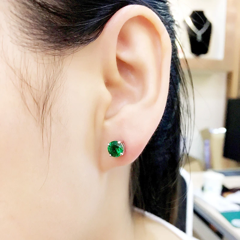 Klassische Ohrringe mit imitiertem Jadeit-Edelstein, geeignet für durchstochene Ohren. Mit einer smaragdgrünen Farbe im Retro-Stil. Modisch Image