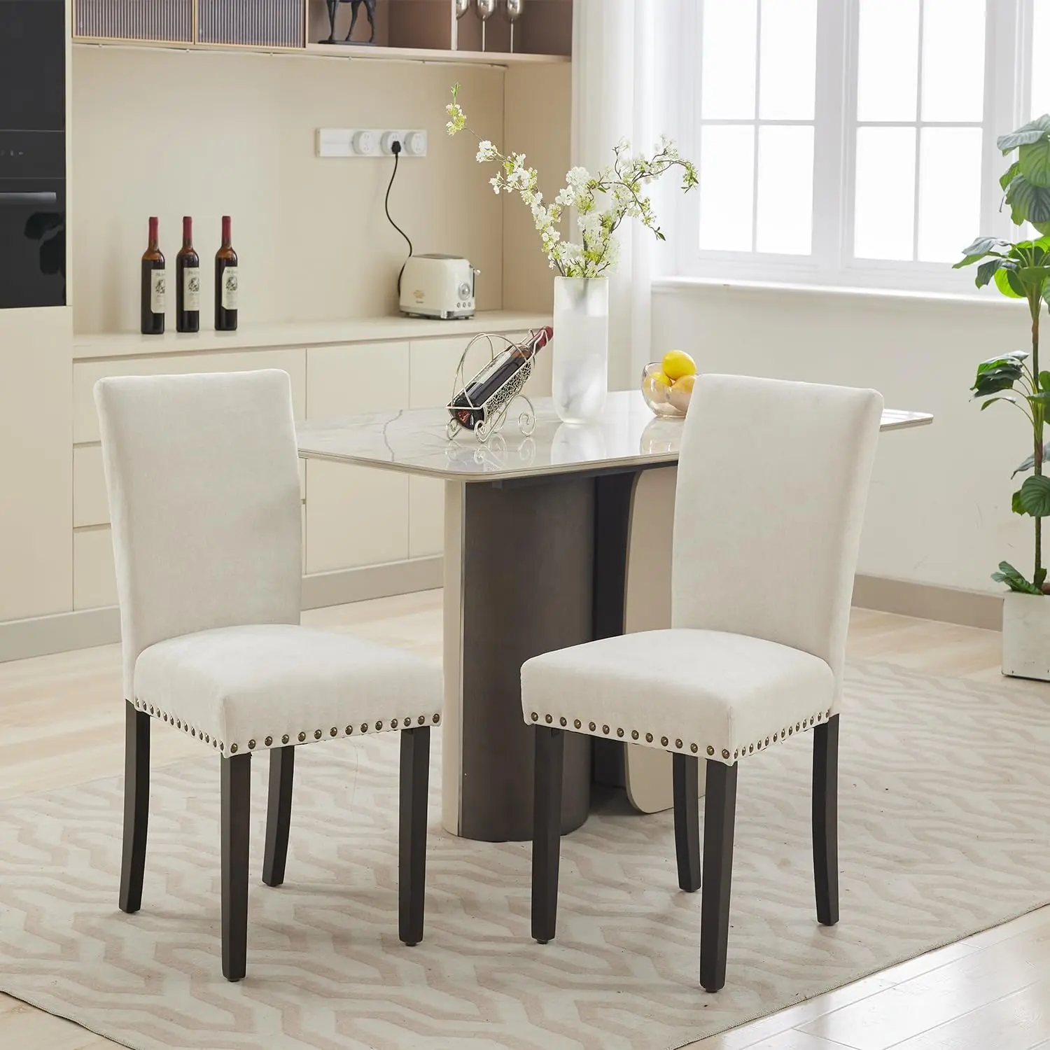 Moderne armlose Esszimmerstühle im 2er-Set: Beige Leinen gepolsterte Hochlehner-Stühle mit Nagelkopf-Verzierung, gepolstertem Sitz und Massivholzbeinen, bequeme Sitzgelegenheiten für Küche, Esszimmer
