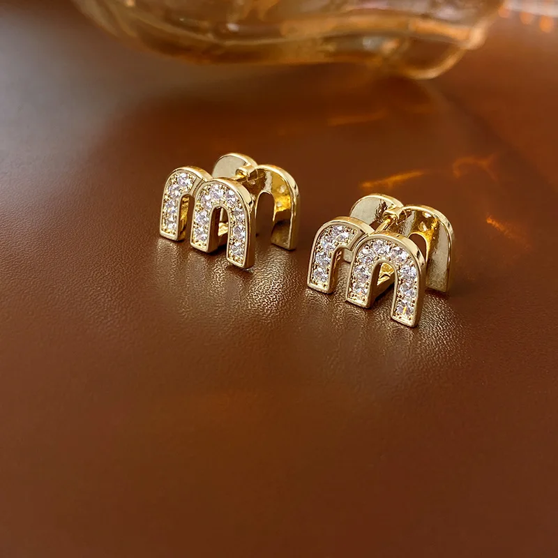 Zirkon Tropfen Öl M Brief Ohr Schnalle Weibliche Design High-grade Gefühl Stud Ohrringe für Frauen Mode Licht Luxus schmuck Geschenke Image