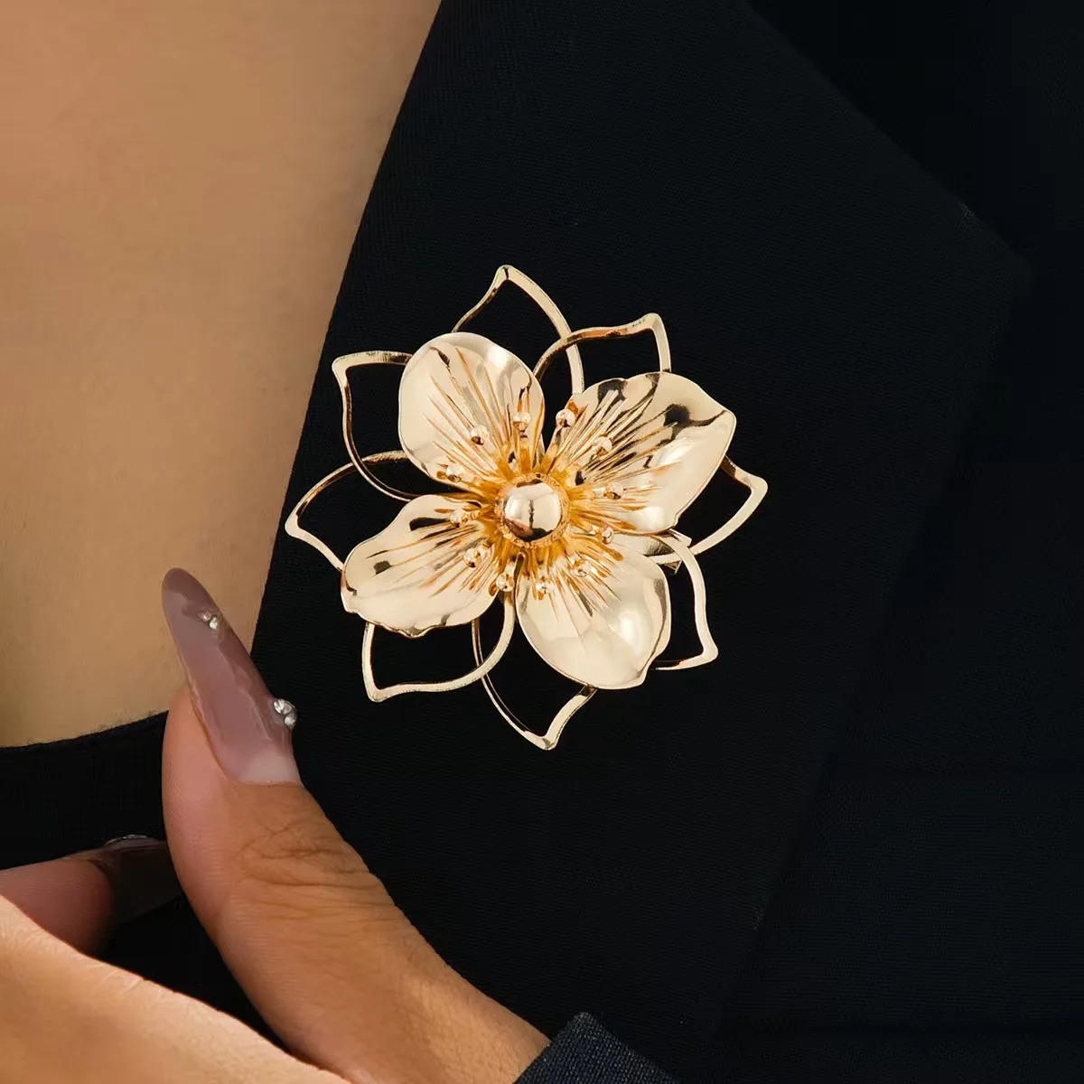 Leichte Luxus-Metallblumenbrosche mit Hohlmuster, Hochwertige Goldfarbene Anstecknadel, Vielseitiges und Elegantes Accessoire für Anzüge und Mäntel Image