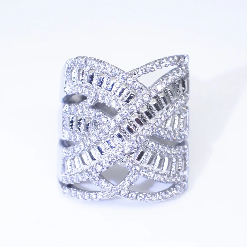 Klassischer mehrschichtiger, gedrehter Diamantring mit Vollbesatz – für Damen. Geeignet für modische Partys und Hochzeiten. Hochwertiges Je-Produkt Image