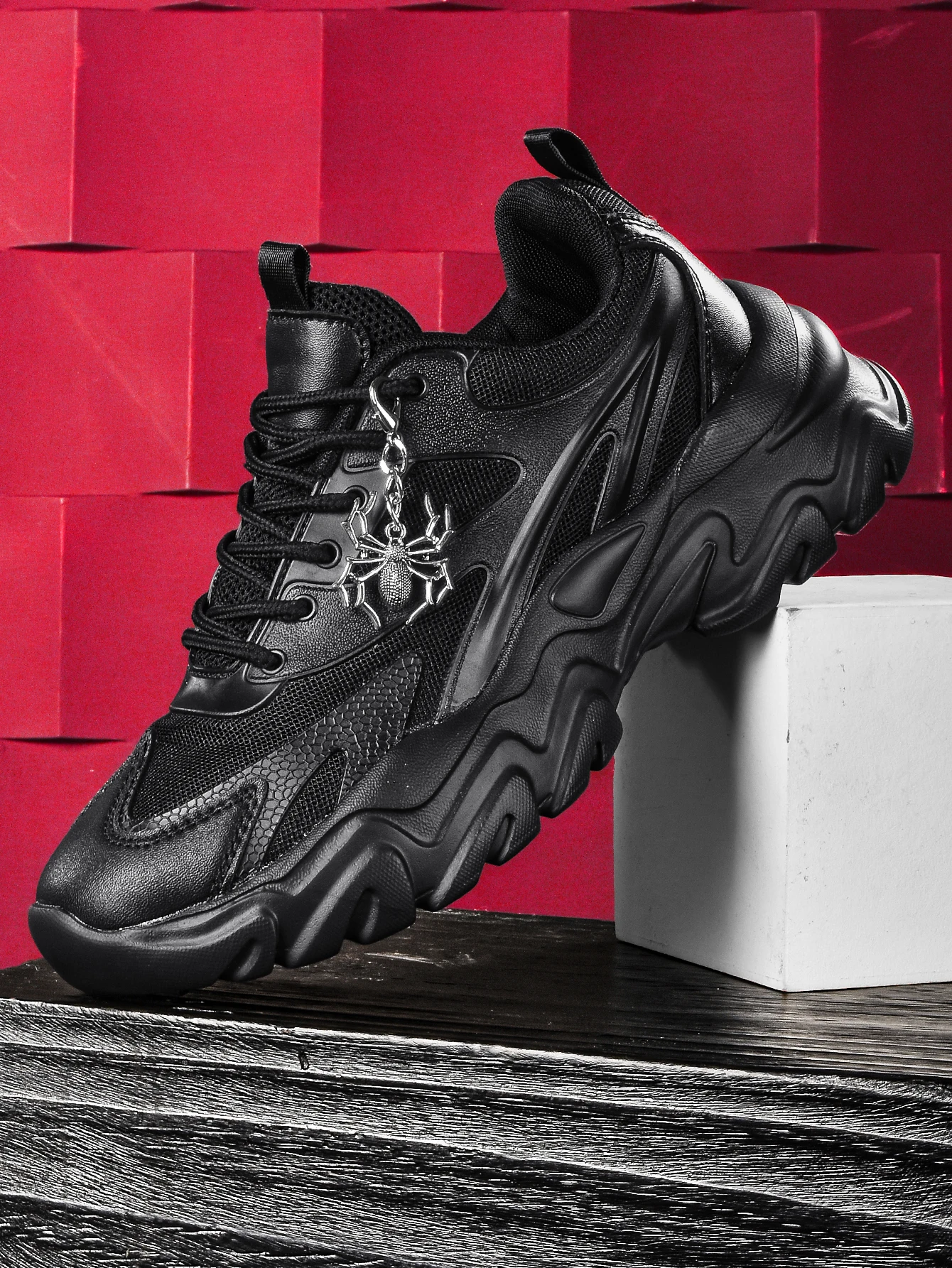 Damen 2026 Neue Dunkle Punk-Style Plateau-Sneaker, Trendiger High-Street-Subkultur-Stil, Vielseitige Freizeitschuhe, Atmungsaktives Mesh-Gewebe, Schlangenmuster-Obermaterial, Silberne