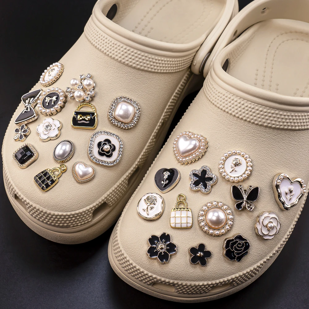 1/10 Stück Acryl Schwarz-Weiß Kamelie Schuhanhänger für Frauen Mädchen Schuhdekorationen Pins Lady Style Zubehör Clog-Schnallen Image