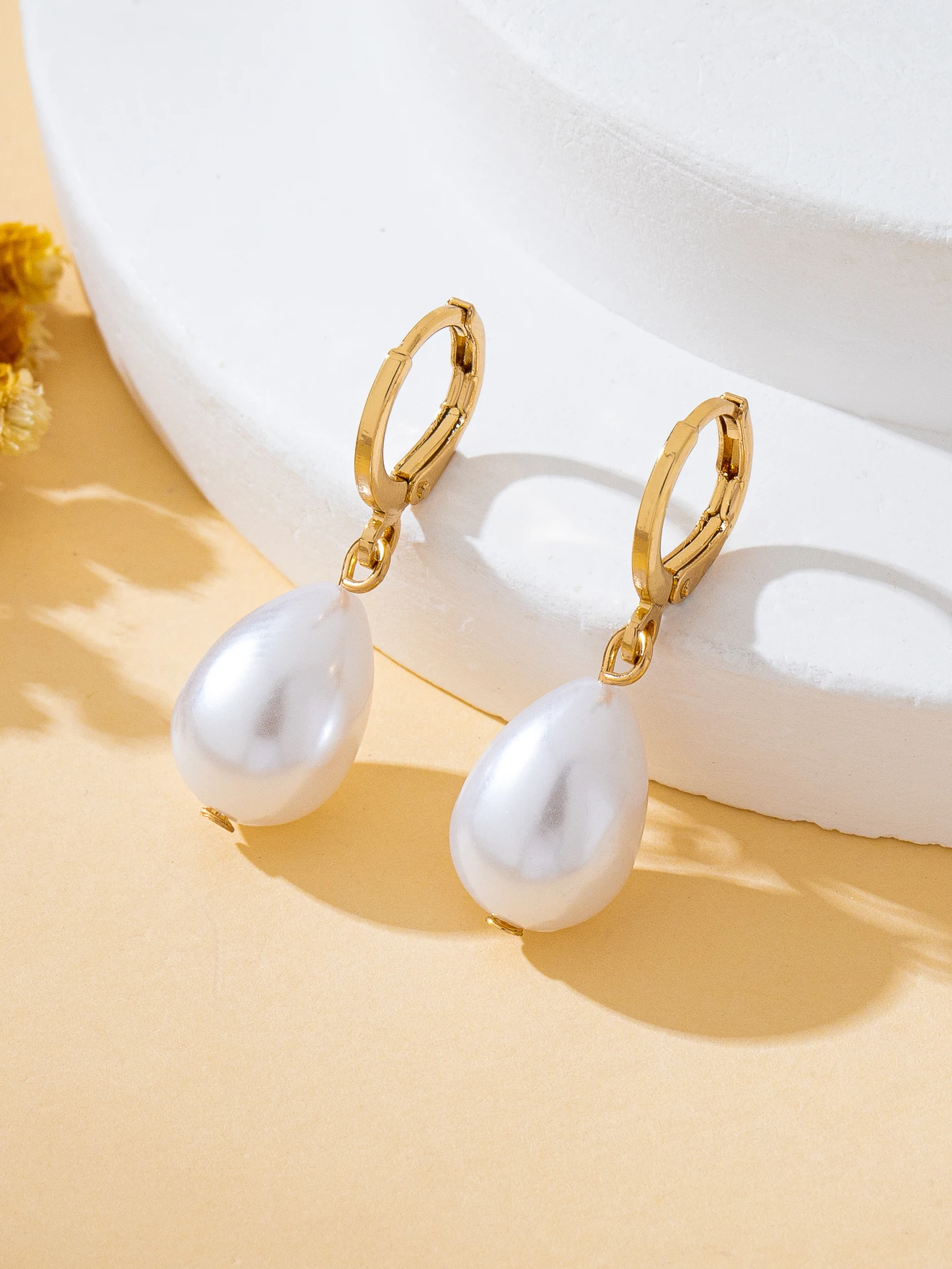 Ein Paar modische Damen-Ohrhänger, einfache und elegante geometrische tropfenförmige Ohrringe mit künstlichen Perlenanhängern, geeignet für den täglichen Gebrauch, Urlaub und als Geschenk. Image