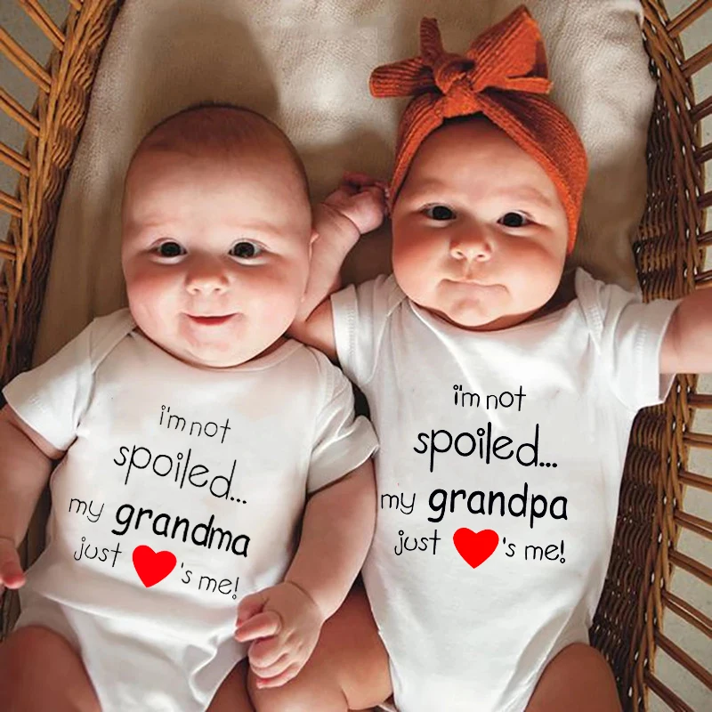 Lustiger Aufdruck: „Ich bin nicht verwöhnt, meine Oma/Opa liebt mich“, Baby-Strampler, Krabbelkleidung, Onesies, Bodys für Neugeborene Image