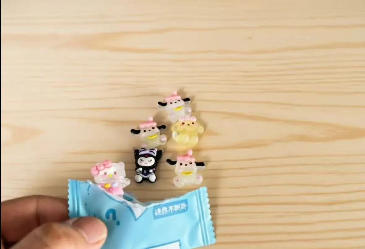 10-50 Stück Hello Kitty Überraschungstüten Mini-Harzfiguren Kawaii Mystery Spielzeug Süßes Geschenk Überraschungsbox