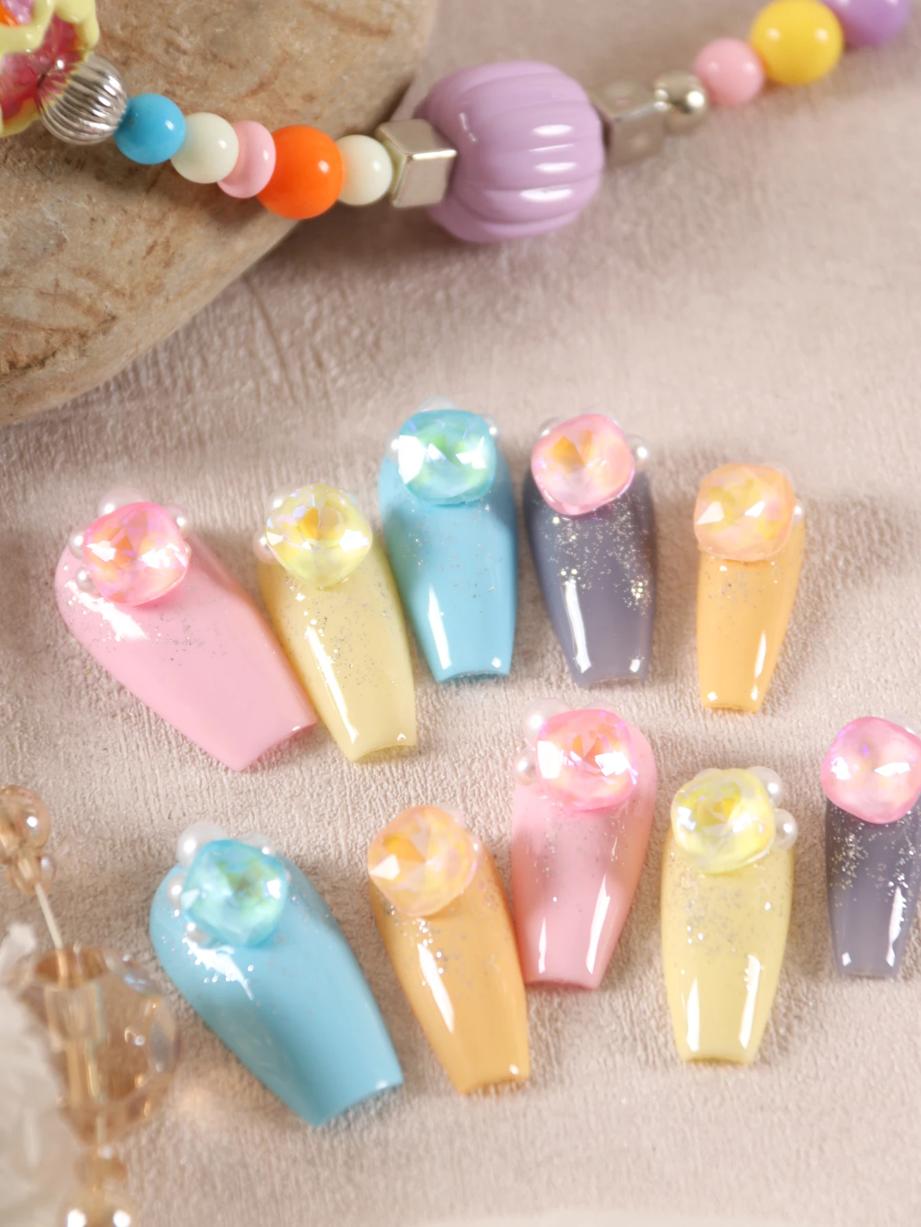 10 Stück Aufklebenägel Kurze Bunte Glitzer-Diamant-Nägel in Rosa, Blau und Gelb, Inklusive 1 Blatt Klebestreifen & 1 Mini-Feile Image