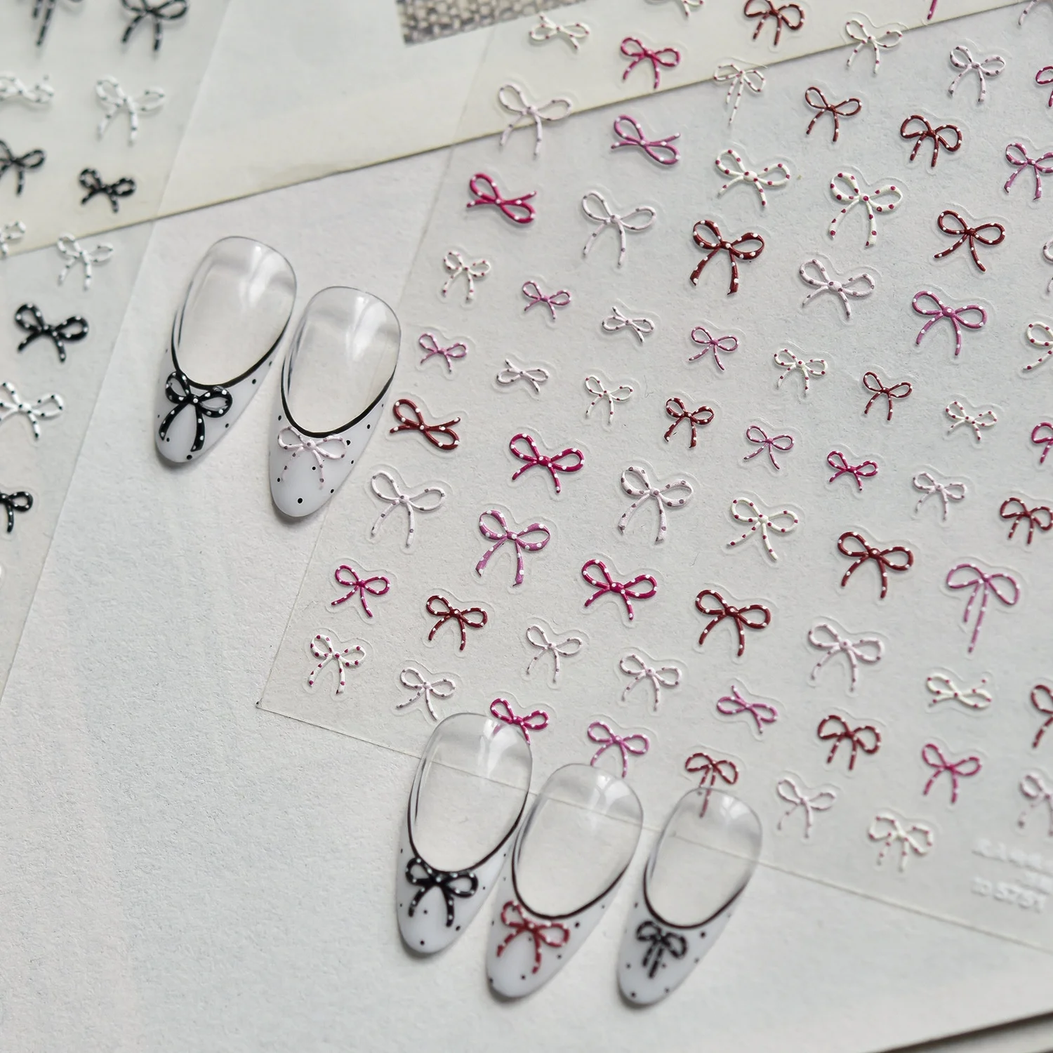 5D Schleifenknoten Nagelaufkleber Klassische Französische Blau Rosa Schwarz Weiß Schleifenbänder Sanfte Selbstklebende Geprägte Nagelsticker Maniküre Image