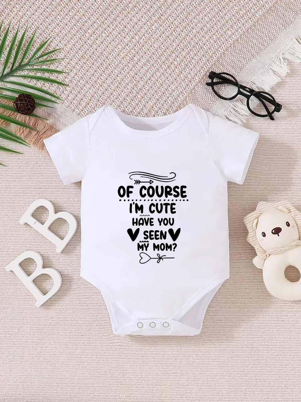 Verspielter, mit Buchstaben bedruckter, kurzärmliger Dreiecksbody für Babys. Knopfverschluss für einfaches Anziehen, maschinenwaschbar Image