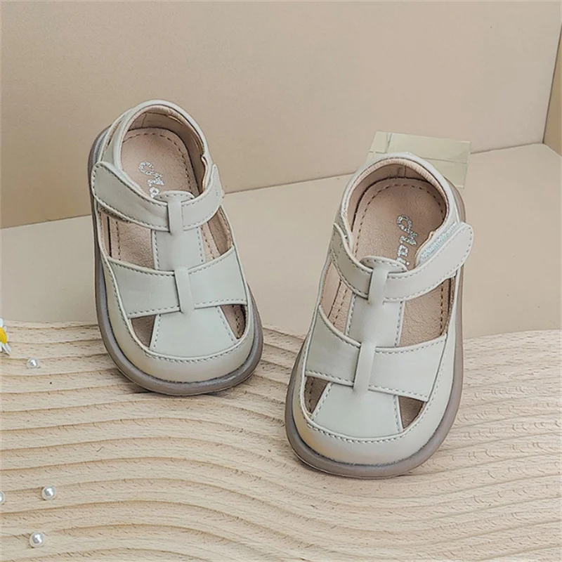 2026 Neue Sommer-Babyschuhe aus Leder mit Ausschnitten, weicher Sohle, Jungen-Sandalen mit geschlossener Zehenpartie, rutschfest, modische Kleinkind-Mädchen-Sandalen EU 15-25