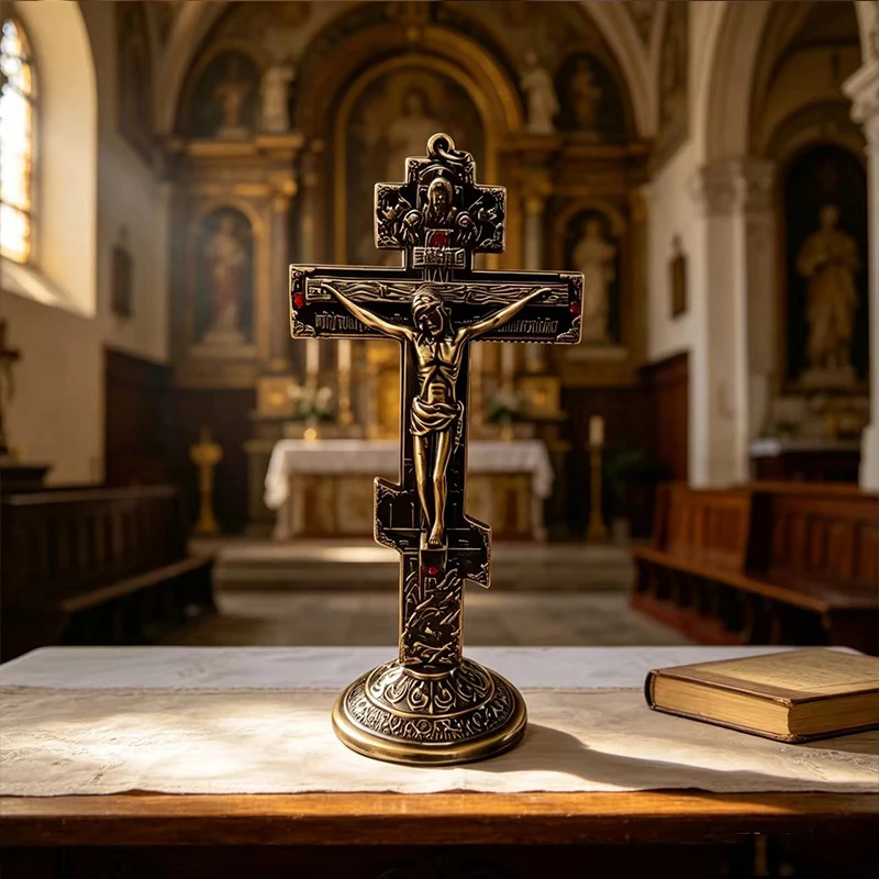 Antikes Bronzebeschichtetes Orthodoxes Stehendes Kruzifix mit Emaille-Akzenten für Christliche Kirchenaltäre, Gebete und Religiöse Gottesdienste