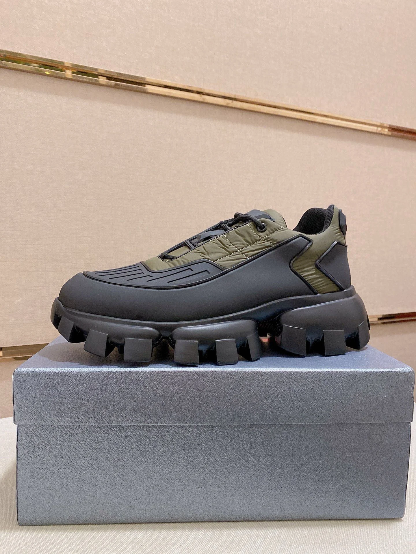Luxusmarke Laufschuhe Herren Freizeitschuhe Outdoor-Fußbekleidung Rindsleder-Einlegesohlen Pendler-Freizeitschuhe Punk-Mecha-Stil
