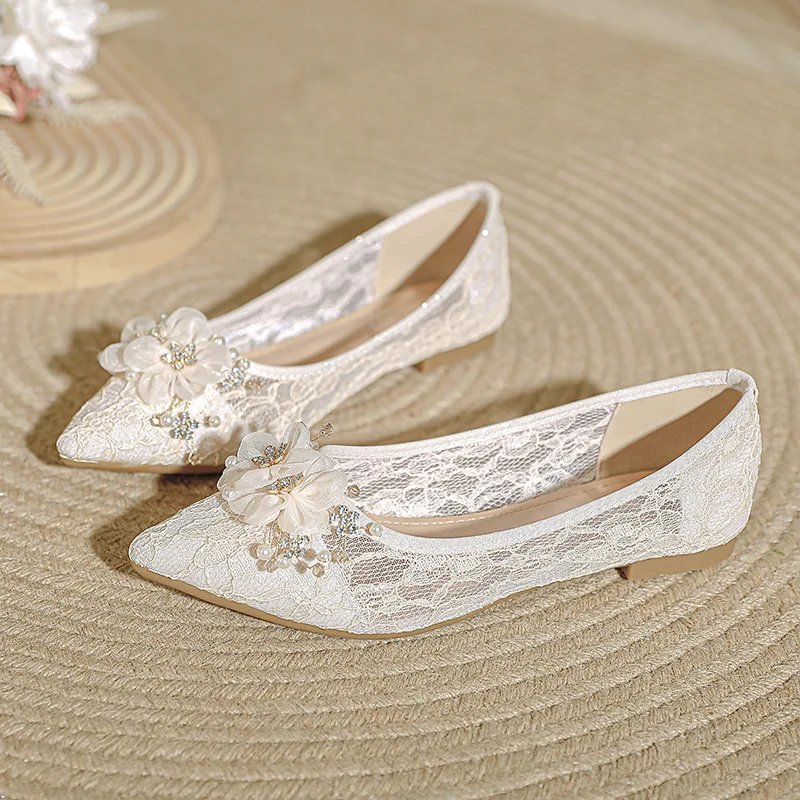 Flache Schuhe aus Spitze mit süßem Blumendekor für Damen. Luxuriöse, elegante Slipper, modische Kristallperlen-Hochzeitskleid-Schuhe