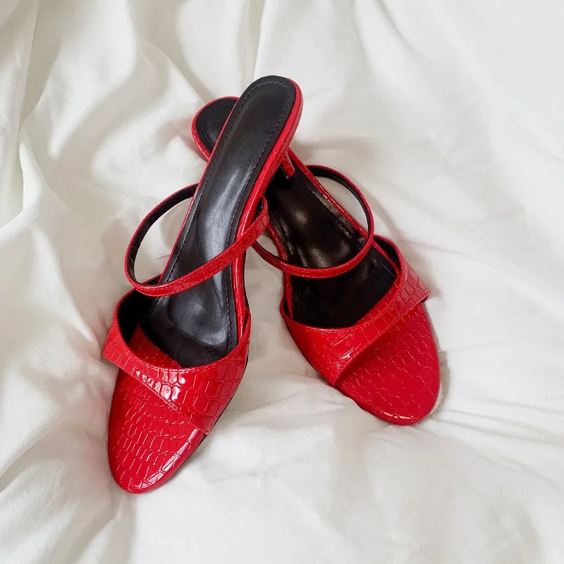 Rote Damen-Slipper mit Krokodilmuster für den Sommer, Outdoor-Slipper mit doppeltem Riemen und offenem Zehenbereich, lässige Slip-On-Schuhe für Partys und festliche Anlässe.